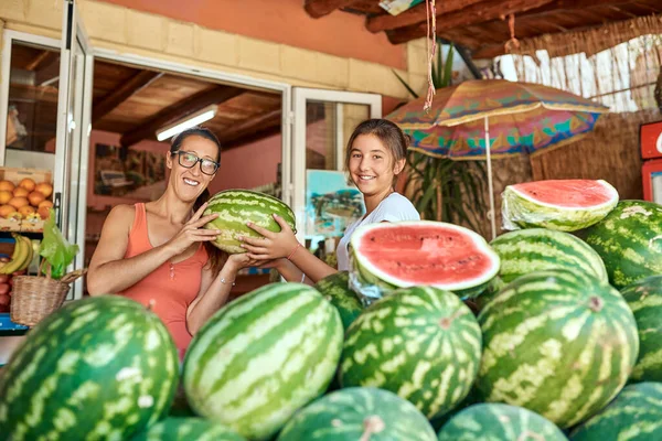 Looks Watermelons Season Cropped Portrait Mother Daughter Working Farm Stall — Fotografia de Stock