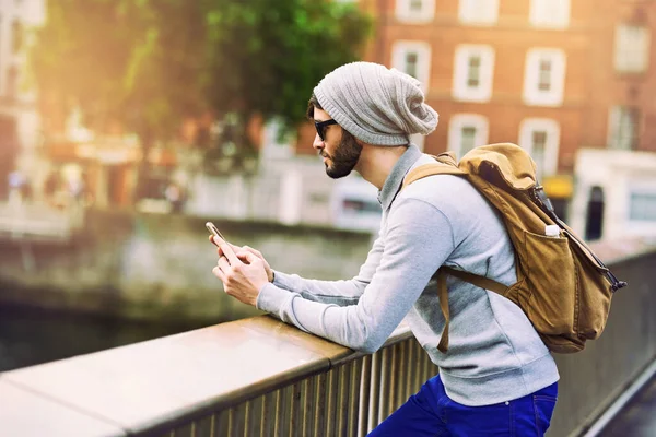 Connected Way City Demands Young Man Using His Mobile Phone — Stockfoto