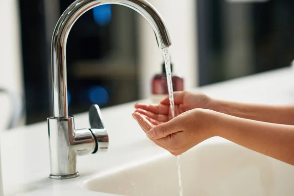 Ξεφορτώσου Μικρόβια Πλένοντας Χέρια Σου Μια Αγνώριστη Γυναίκα Που Πλένει — Φωτογραφία Αρχείου