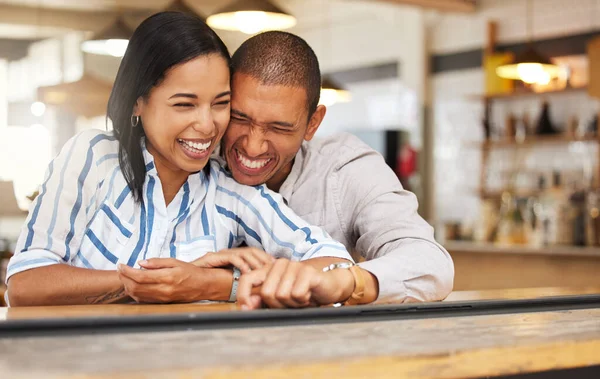 Couple Laughing Funny Joke Restaurant Boyfriend Girlfriend Bonding Smile Romantic — 图库照片