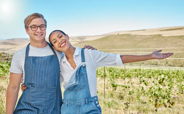 Grape Farm Vineyard Farmer Couple Proud Welcome Success Portrait Showing — Foto Stock