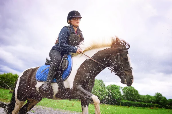 Its Hard Feel You Saddle Teenage Girl Going Horseback Riding — Photo