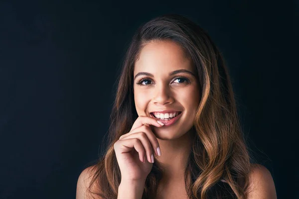 Radiating Sublime Beauty Studio Portrait Attractive Young Woman Posing Dark — Foto de Stock