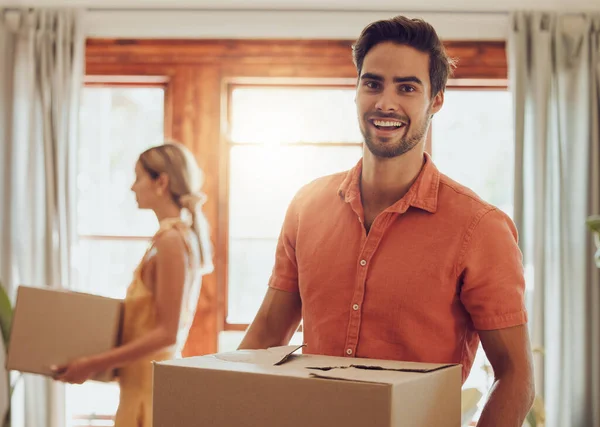 Happy Couple Moving New Home People Carrying Boxes Property Relocating — Stockfoto