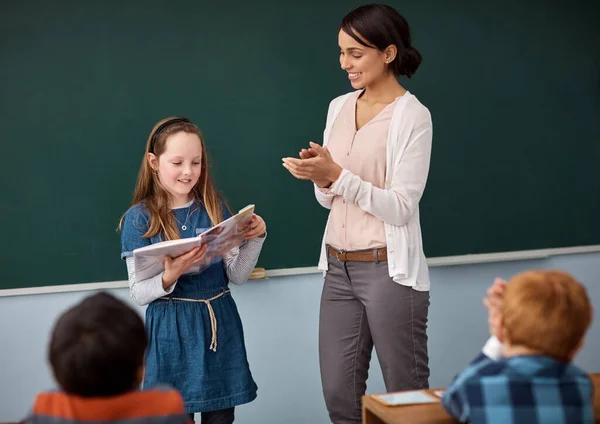 Shes Prepared Excellent Show Tell Class Teacher Applauding Young Girl — 图库照片