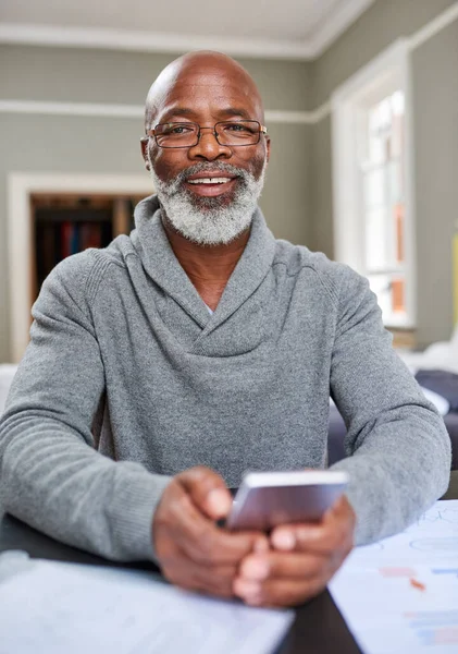 Банковское Приложение Великолепно Обрезанный Портрет Пожилого Человека Использующего Свой Мобильный — стоковое фото