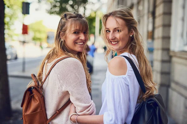 Were Heading City Rearview Portrait Two Attractive Young Girlfriends Exploring — ストック写真