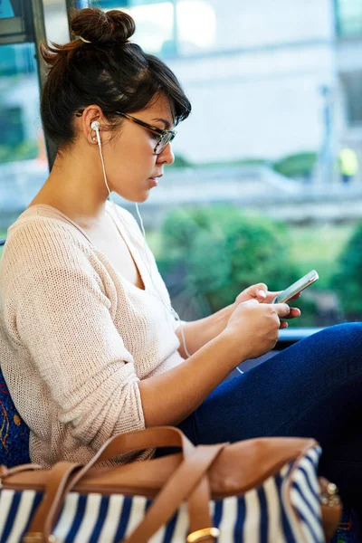 Music Great Travel Companion Attractive Young Woman Using Her Smartphone — Fotografia de Stock