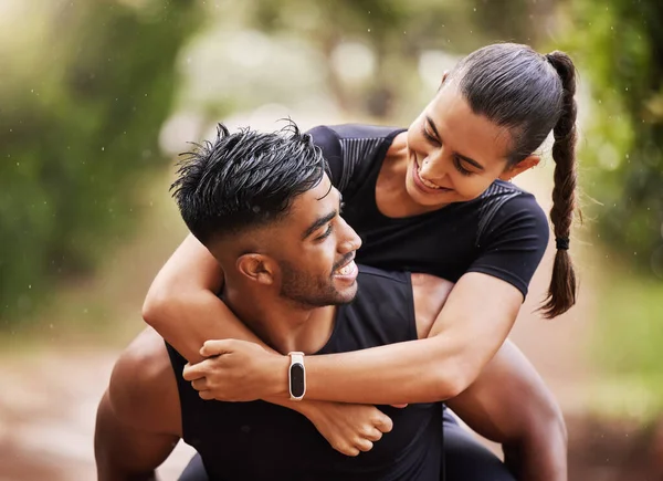 Fun Playful Couple Playing Hike Nature Giving Piggyback Enjoying Walk — Zdjęcie stockowe