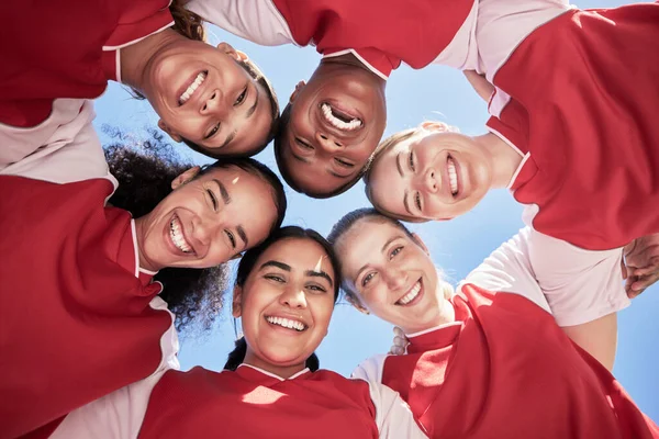 Γυναικεία Ποδοσφαιρική Ομάδα Ένα Πλήθος Χαμογελώντας Ενότητα Και Υποστήριξη Έναν — Φωτογραφία Αρχείου