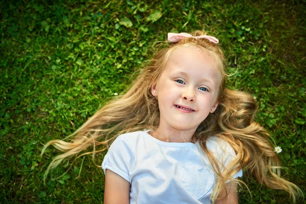Який Спокійний День Вулиці Портрет Веселої Маленької Дівчинки Лежить Траві — стокове фото
