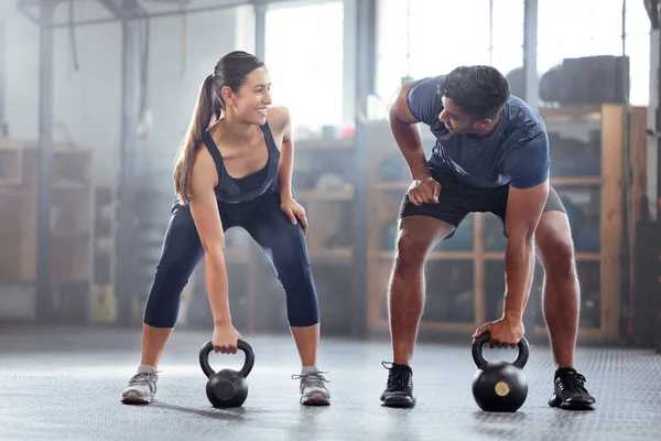 Strong Wellness Couple Doing Kettlebell Weight Exercise Workout Training Gym — Foto de Stock