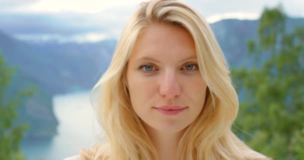 Serious Beautiful Travel Woman Face Nature Mountain Landscape Background Her — Vídeos de Stock