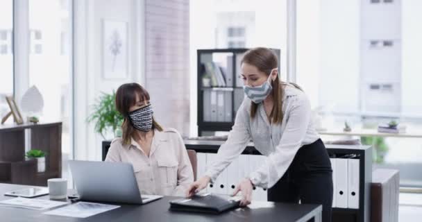 Two Businesswomen Wearing Masks Happy Greeting Bumping Elbows Meeting Modern — Vídeo de Stock
