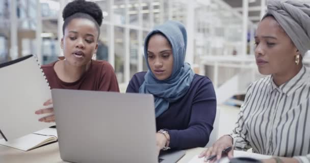 Planning Discussing Sharing Ideas While Diverse Team Creative Female Entrepreneurs — Stockvideo