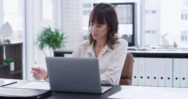 Business Woman Online Virtual Meeting Laptop Talking Writing Paperwork Office — Stockvideo