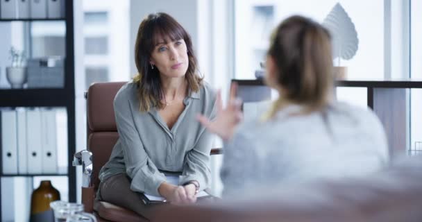 Θεραπευτής Ψυχολόγος Σύμβουλος Που Ακούει Μια Γυναίκα Ασθενή Κατά Διάρκεια — Αρχείο Βίντεο