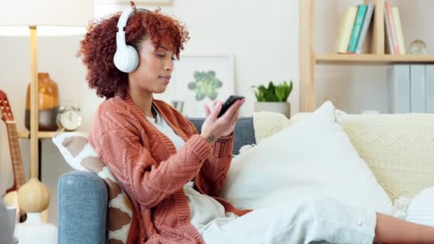 Безтурботна Розслаблена Щаслива Жінка Слухає Музику Насолоджується Улюбленими Піснями Розважається — стокове відео