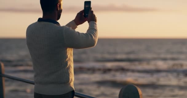 Чоловік Знімає Фотографує Пляж Після Заходу Сонця Телефону Під Час — стокове відео