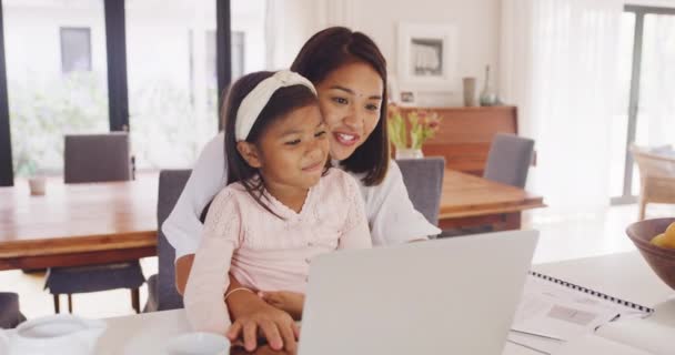 Mother Daughter Having Fun Laptop Working Education Streaming Movies While — 图库视频影像