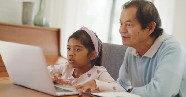 Asian Grandfather Grandchildren Bonding Watching Online Videos Laptop Home Enjoying — Vídeo de Stock