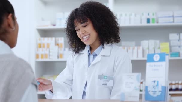Медичний Фармацевт Професіонал Аптеки Дає Поради Клієнту Аптека Сервіс Пацієнтів — стокове відео