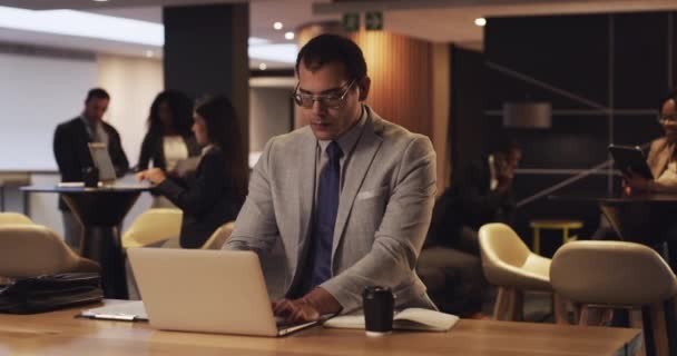 Serious Corporate Mature Business Man Working Laptop Checking Emails Working — Vídeo de Stock