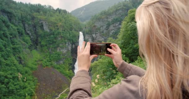 Nature Tourist Taking Photos Phone Green Mountain Waterfall View Hiking — Stockvideo