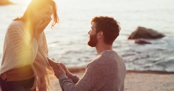 Romantic Romance Engagement Proposal Beach Boyfriend Surprise His Girlfriend Ring — Stockvideo