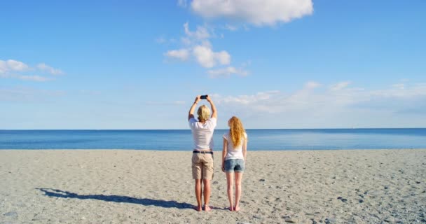 Selfie Romance Young Couple Beach Phone Taking Photo Beautiful Spring — Vídeo de stock
