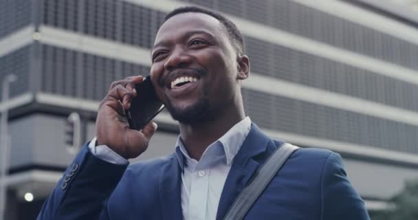 Smiling Professional Corporate Business Man Talking Phone Client Urban City — Vídeo de stock