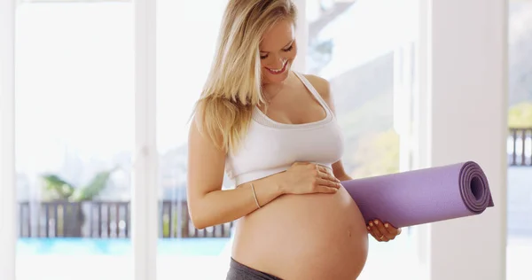 Πας Καλά Εκεί Μέσα Μια Ελκυστική Νεαρή Έγκυος Που Κουβαλάει — Φωτογραφία Αρχείου