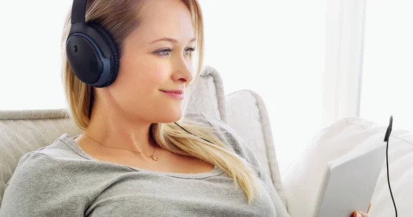 Music Always Helps Her Relax Unwind Attractive Young Woman Listening — Stockfoto