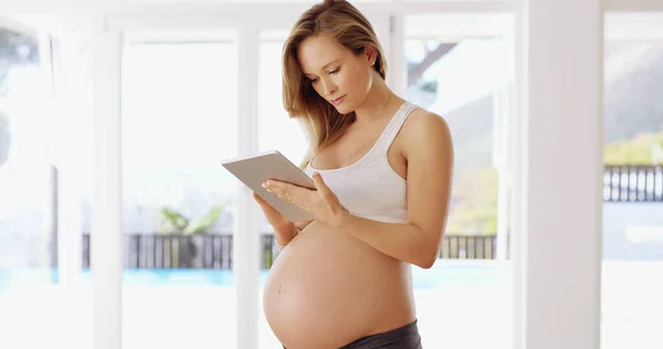 Shes Expecting Researching What Expect Pregnant Woman Using Tablet Home — Stock fotografie