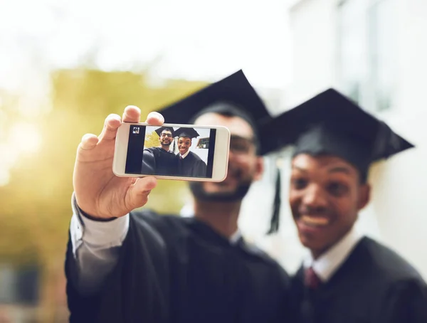 Its Time Get Those Likes Two Students Taking Selfie Graduation — 图库照片