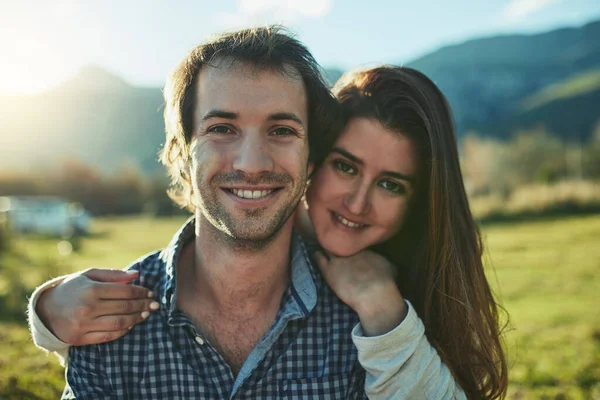 Together Sunshine Portrait Young Couple Bonding Together Outdoors — Fotografia de Stock