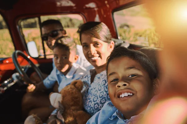 Smile Camera Mom Dad Cheerful Young Family Driving Red Pickup — Stockfoto