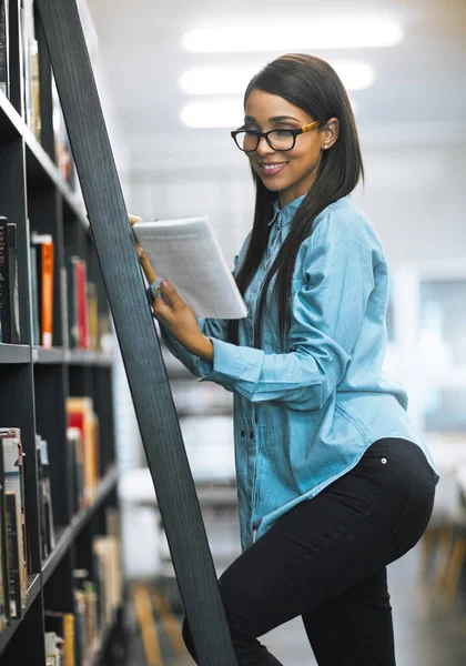Its Book Thats Been Highly Recommended University Student Using Ladder — Foto Stock