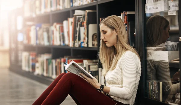 She Gets Lost All Books University Student Reading Book Library — Foto Stock