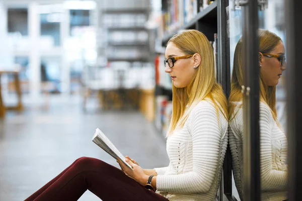 Good Read Focused Young Woman Reading Book While Being Seated — 图库照片