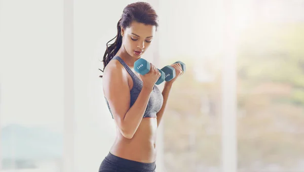 Working Her Upper Body Attractive Young Woman Working Out Dumbbells — Fotografia de Stock