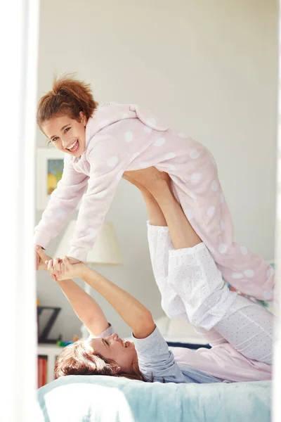 Fun Stops Lights Out Young Mother Lifting Her Daughter Her — Foto Stock