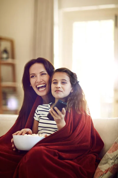 Enjoying Favourite Movie Mom Beautiful Mother Her Adorable Daughter Bonding — Foto Stock