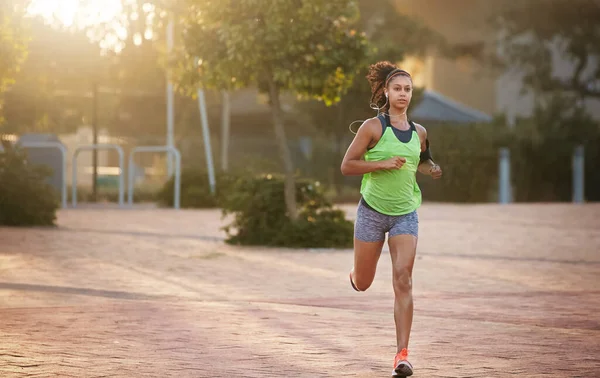 Ανατινάζει Μερικές Θερμίδες Μια Αθλητική Νεαρή Γυναίκα Έξω Για Τρέξιμο — Φωτογραφία Αρχείου