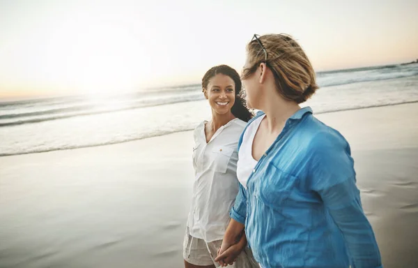 Love Happiness Loving Couple Walking Hand Hand Beach — Foto Stock