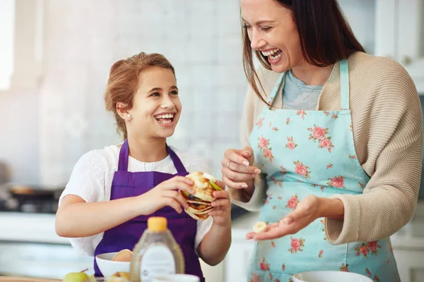 Cooking Something Yummy Mummy Mother Daughter Preparing Food Kitchen Home — Stockfoto