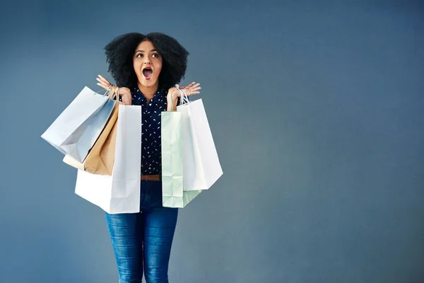 Payday Shopping Mania Studio Portrait Young Woman Carrying Shopping Bags — Stock fotografie