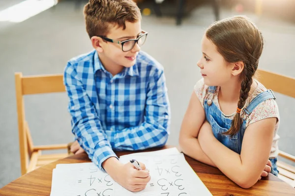 Really Answer Two Young Children Working Together Classroom Day — Stock Photo, Image