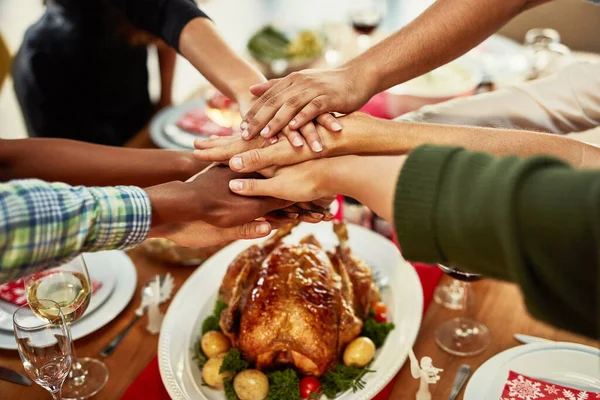 Їжа Єднує Нас Група Людей Укладають Руки Обіднім Столом — стокове фото