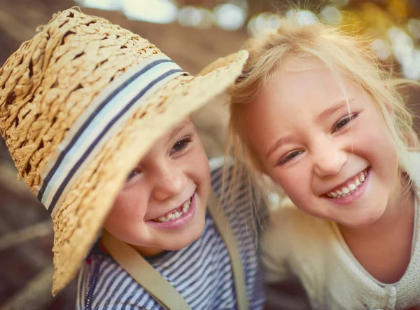 Cute Carefree Can Portrait Two Little Children Playing Together Outdoors — 스톡 사진